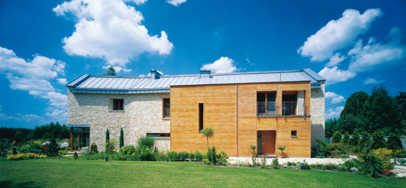 O uroku domu zadecydowała elewacja. Podczas jej układania pilnowano robotników, którzy, aby szybciej skończyć robotę,