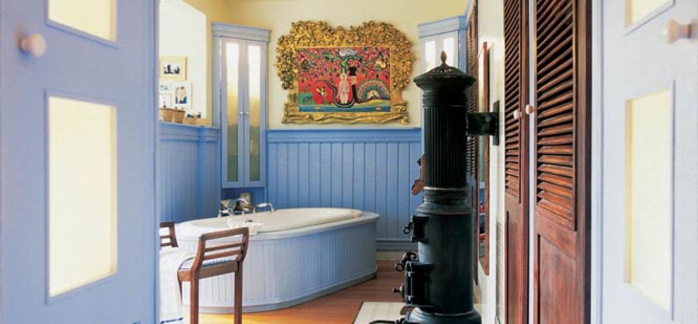 Obok wanny stoi koza. Przestronna rodzinna łazienka