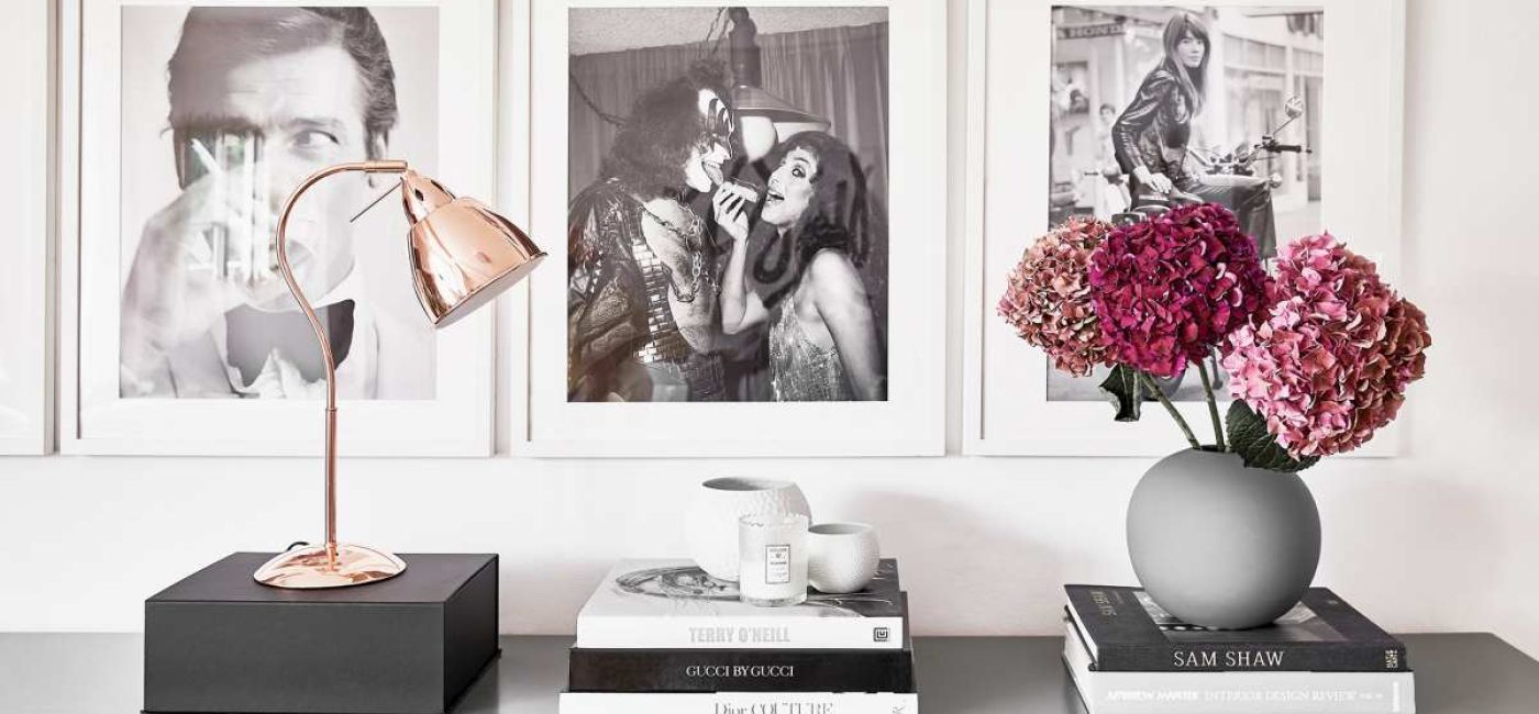 Twoja własna galeria: jak powiesić obrazy na ścianie lub ustawić na półce