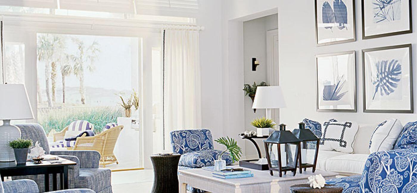 Salon jest jasny, przestronny, z wyjściem na duży taras. Salon, jak cały dom, urządzono prosto, stylowo, ale lekko..