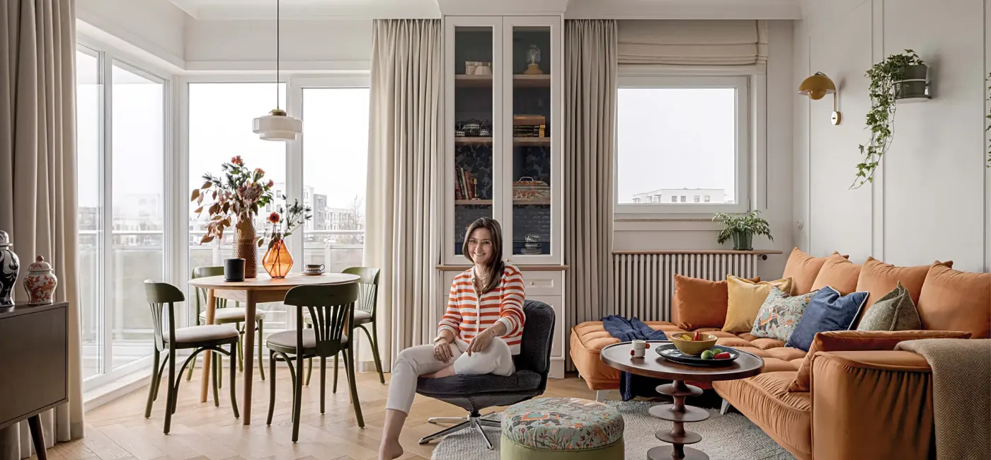 pomarańczowa sofa w salonie