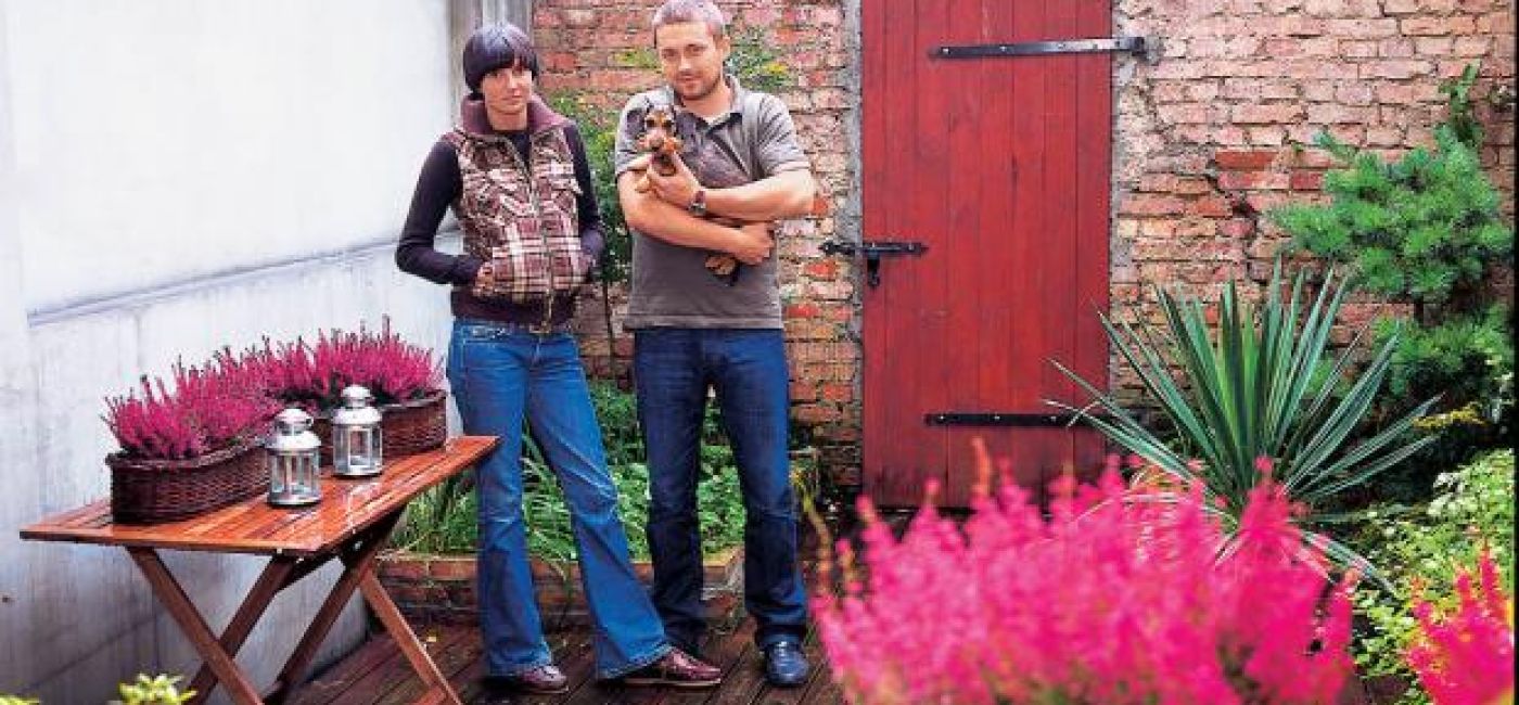 Ola i Tomek w ogródku. W poznańskiej kamienicy