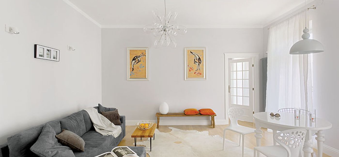 Ozdobą salonu są zrobione na zamówienie przez firmę Red Poppy obrazy z baletnicami.