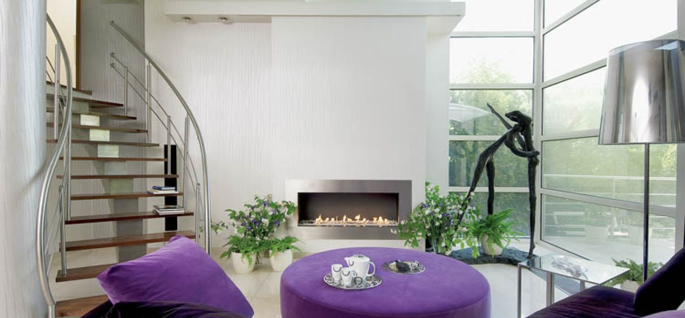 Pani domu nie chciała nosić drewna i sprzątać popiołu dlatego w salonie stanął gazowy kominek.