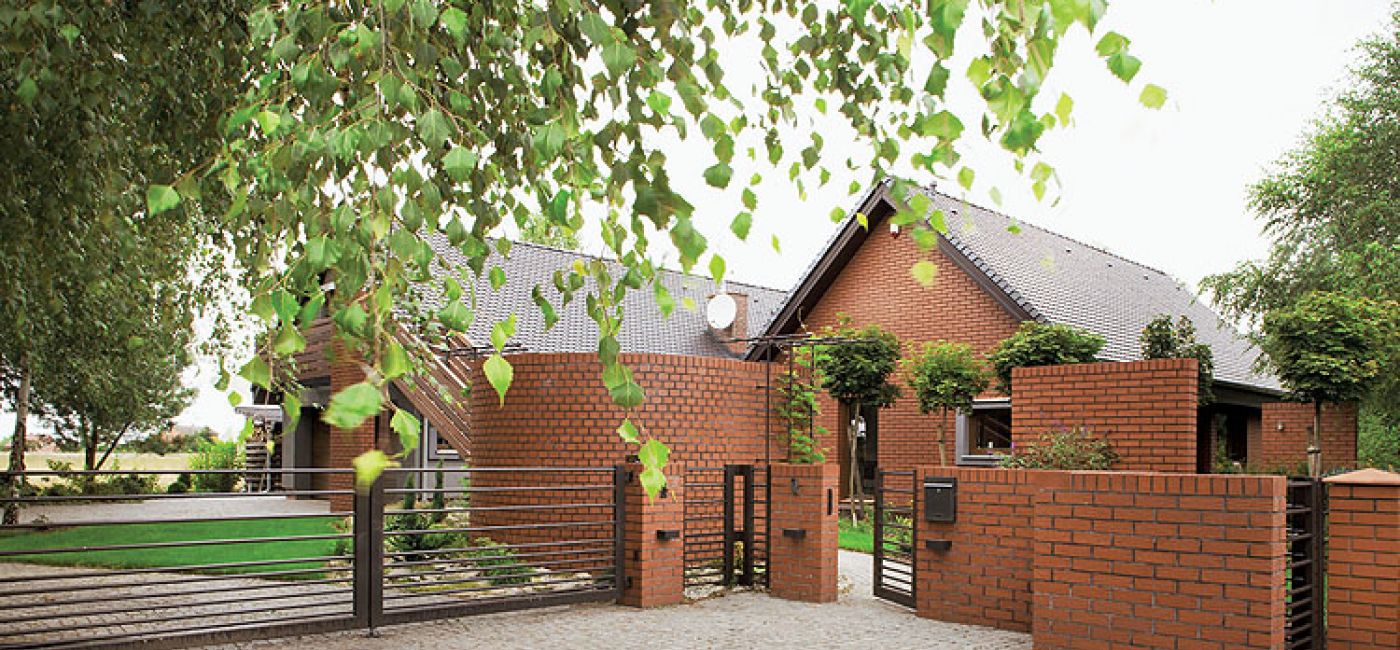 Parterowa willa niedaleko Poznania. Nowoczesny dom otoczony łąką