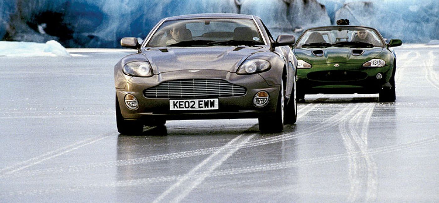 Pierce Brosnan w Astonie Martinie V12 Vanquish