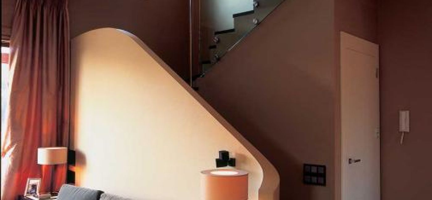 Po obu stronach kanapy stoją lampki.