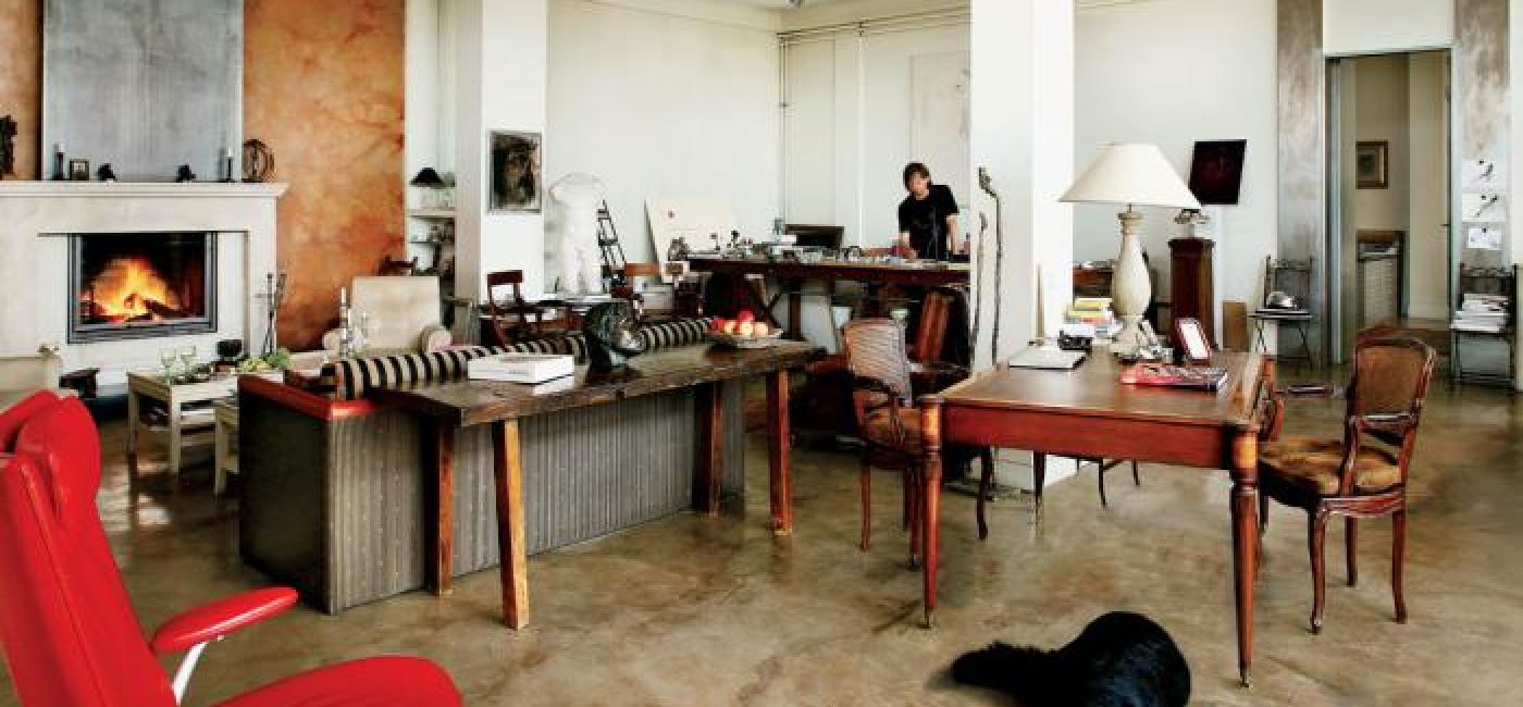 Podłoga to bardzo efektowny polerowany beton z pyłem marmurowym, barwiony naturalnymi pigmentami.