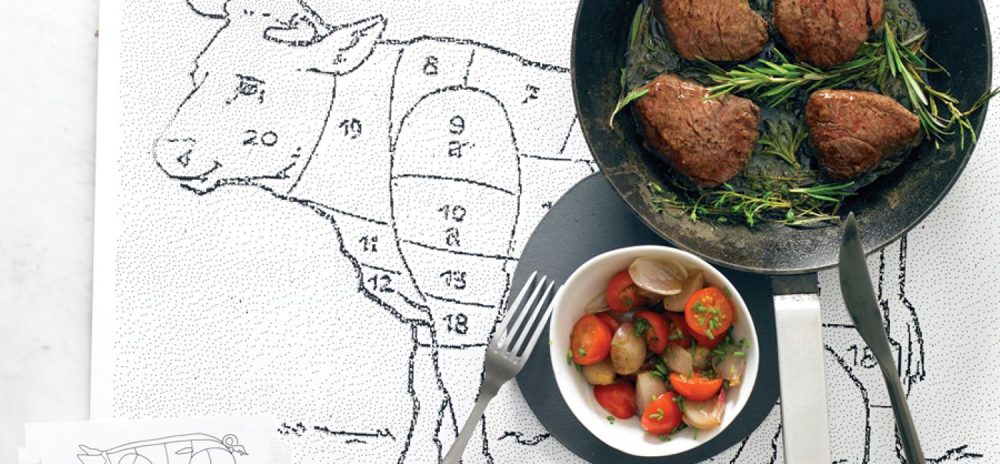 Polędwica wołowa z sałatką z pomidorów.