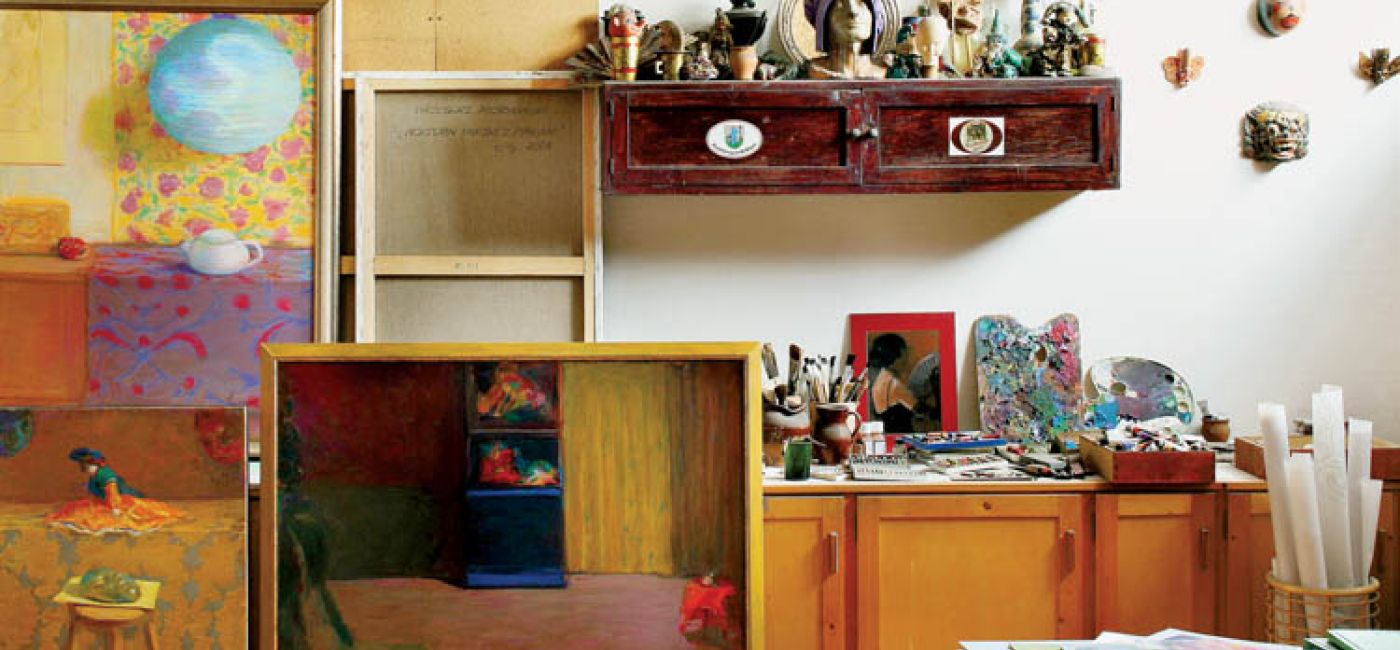 Półki pracowni zapełniają maski, wachlarze, lalki, zabawki. Potem te bajkowe rekwizyty trafiają na płótna.