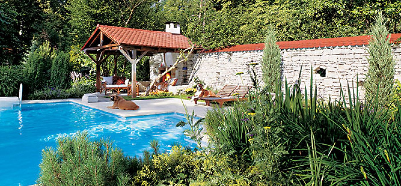 Południowego klimatu dodaje biały kamienny mur.