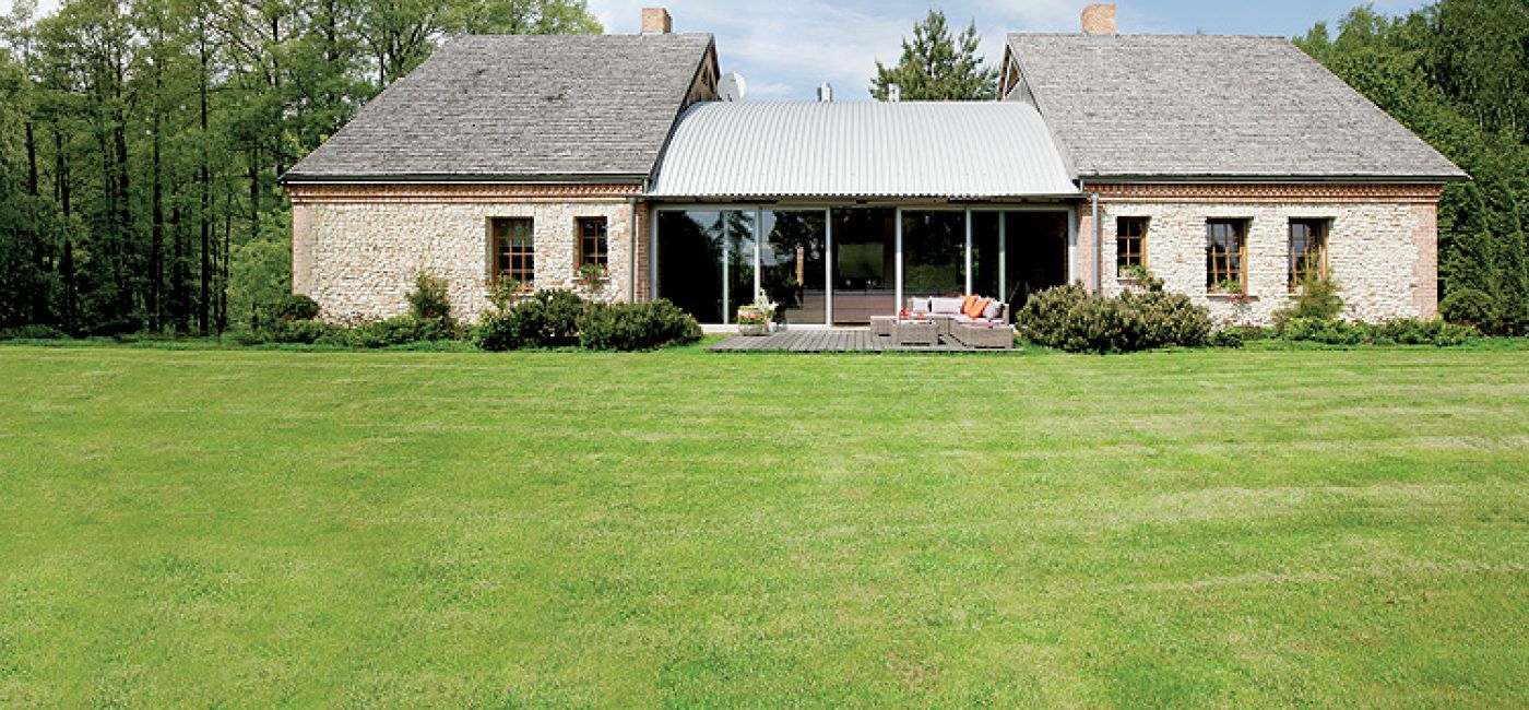 Pomysł z francuskiego magazynu: nowoczesny dom stylizowany na stodołę i połączony ze starym budynkiem przeszklonym