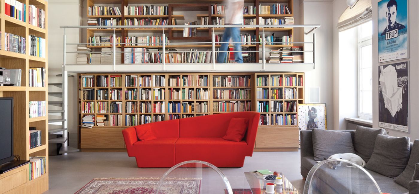 Mieszkanie w kamienicy urządzone przez książki. Pomysłowa i praktyczna antresola z książkami.