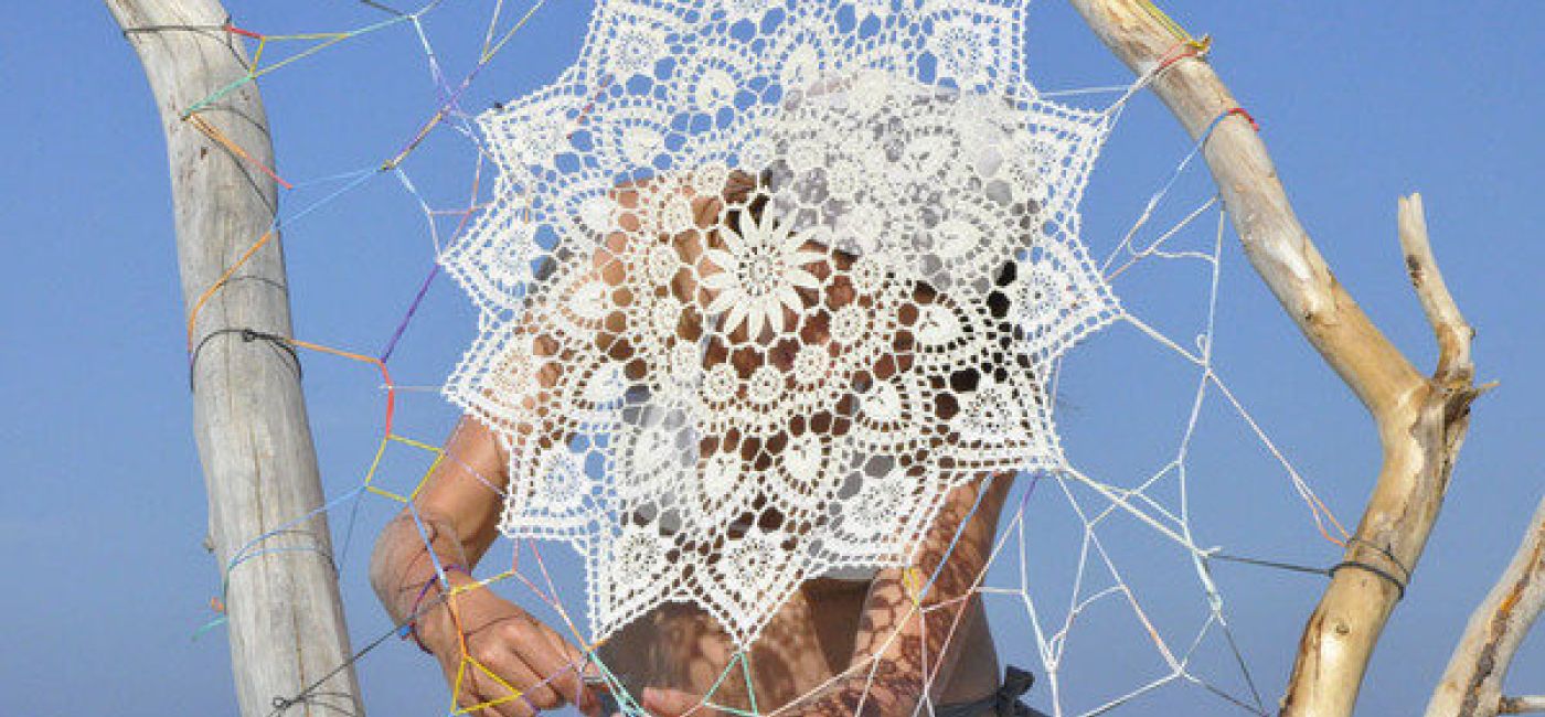 Prace NeSpoon, w przeciwieństwie do większości street artu, nie krzyczą: patrz na mnie! .