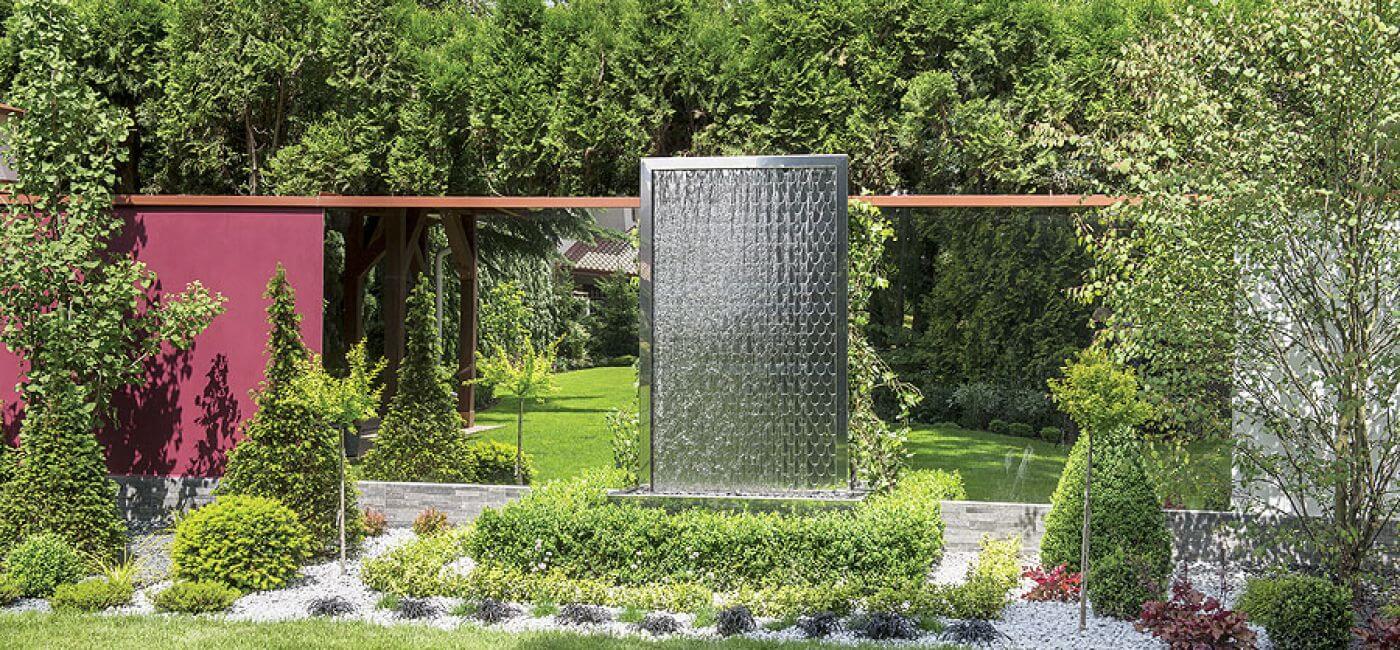 Projektantka tego ogrodu naprawiała zieleń zniszczoną w czasie remontu domu: zbudowała wodospad, dosadziła zimozielone krzewy