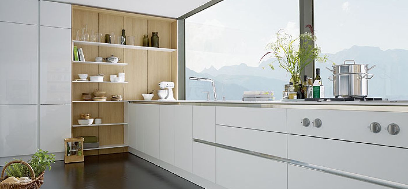 Prosta, nowoczesna i biała kuchnia. Panele, półki i uchwyty do dowolnej aranżacji. Wykończenie może być
