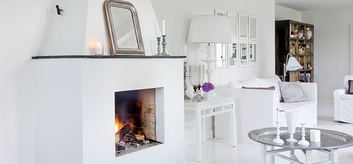 Prosty kominek i marakański stolik - taca.