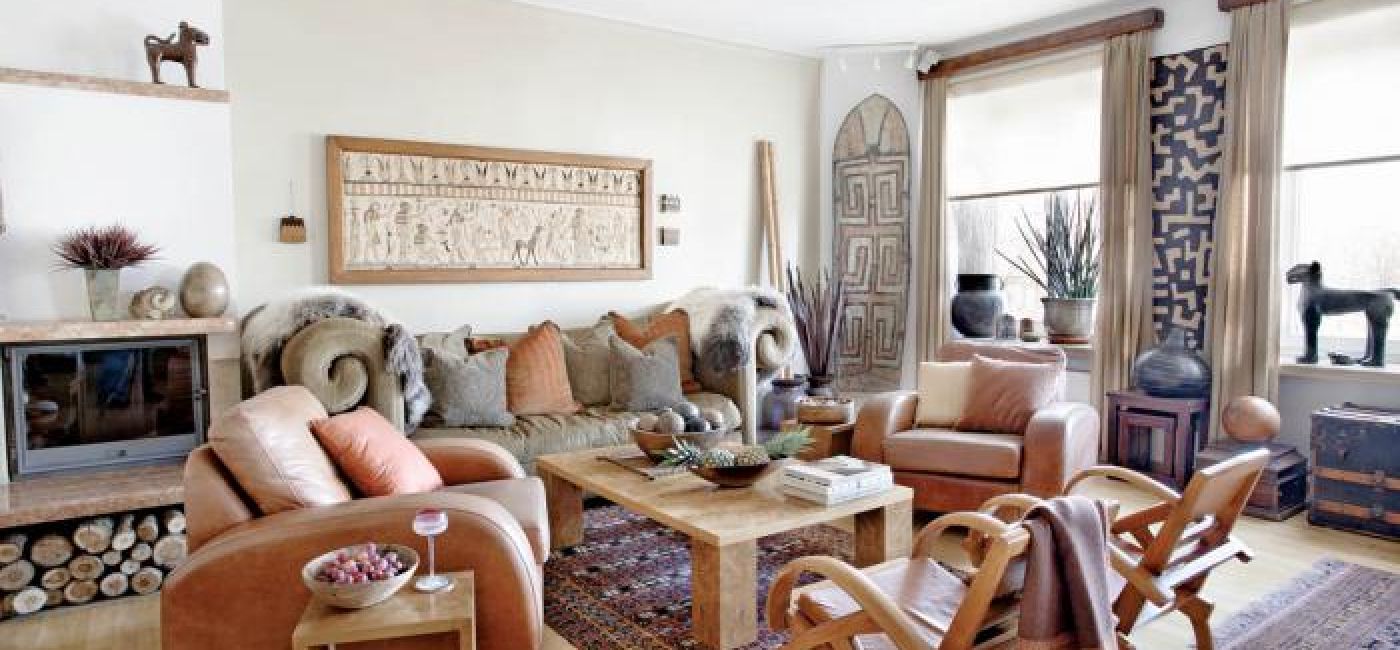 Przestronny salon zdobią etniczne dekoracje.