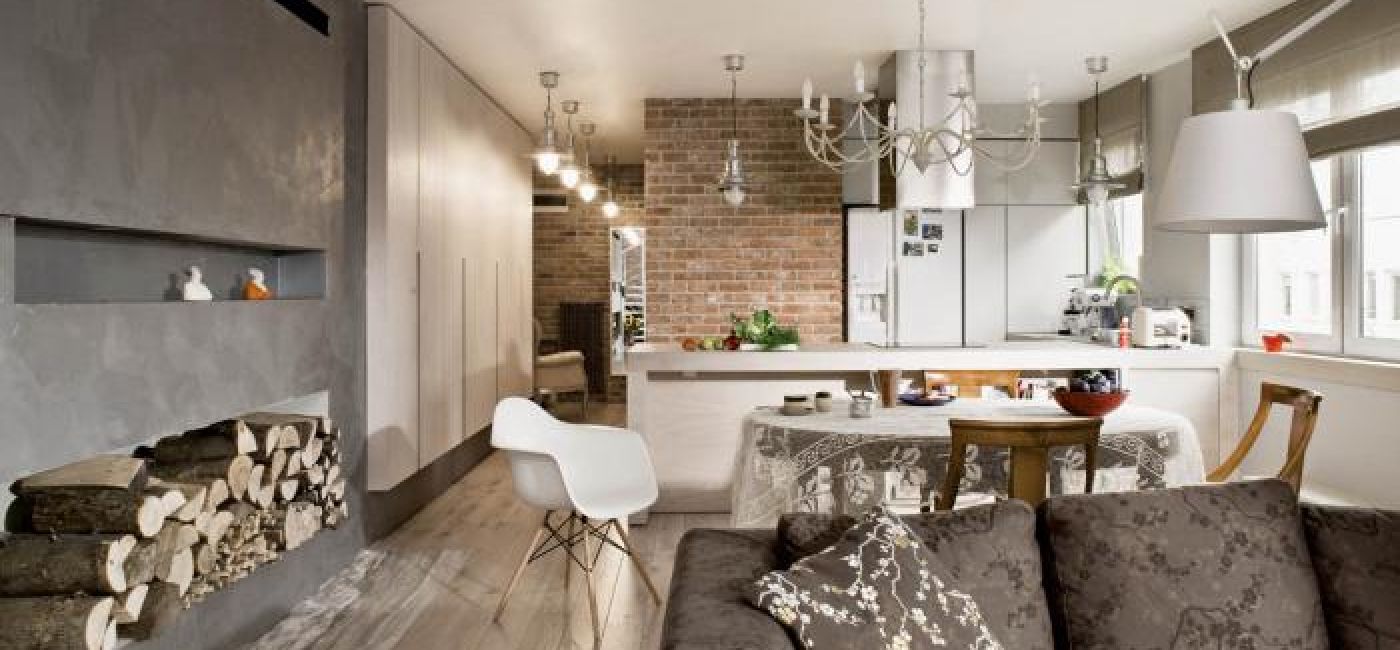 Przy jednym stole: stylowe krzesła z Rad- Polu i fotel Eames Plastic Armchair projektu Eamesów.