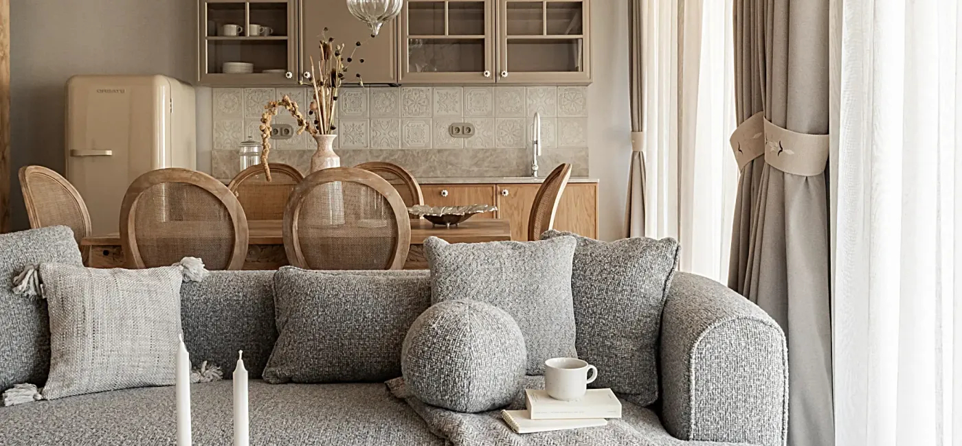 przytulne górskie wnętrze z kominkiem