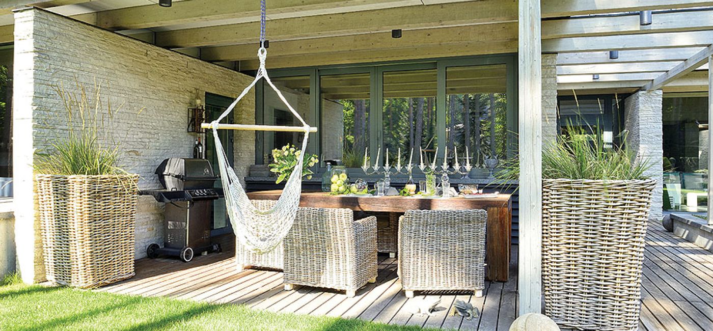 Rano pani Jolanta idzie z kawą do ogrodu. I chociaż ma też dom na Mazurach, wcale się do niego nie rwie.