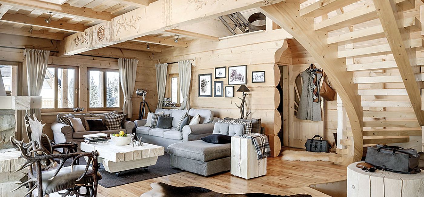 Ręcznie rzeźbiony sosrąb ma imponującą długość 8,5 metra. Piękne wzory to rozety, pasy i liście.