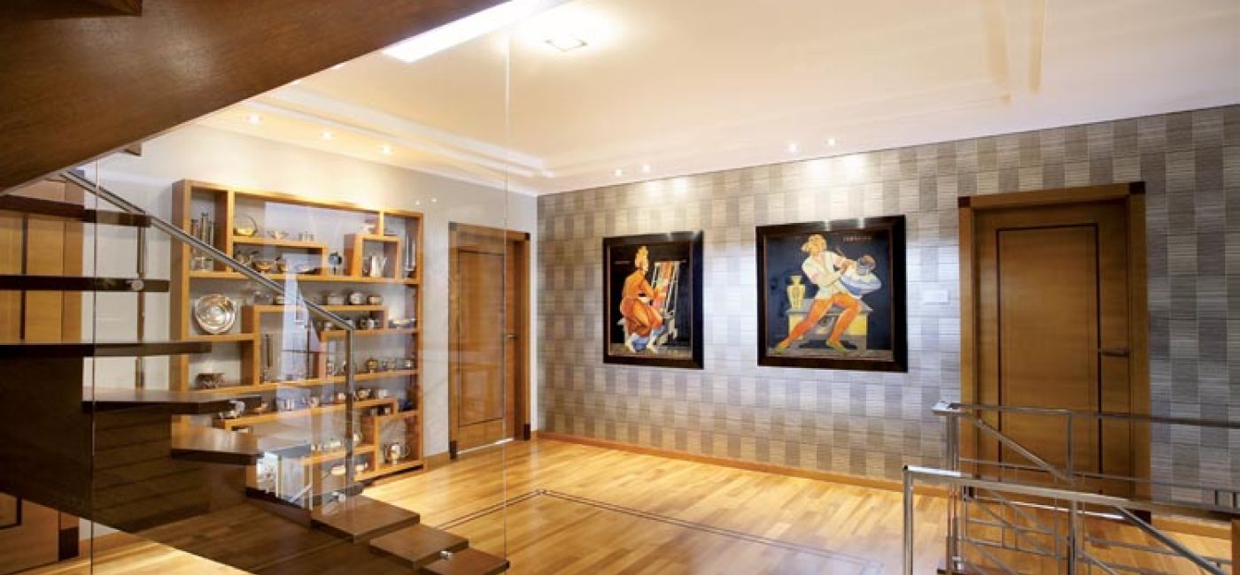 Regał w holu zaprojektowano, oczywiście, na wzór mebli z lat trzydziestych ubiegłego wieku.