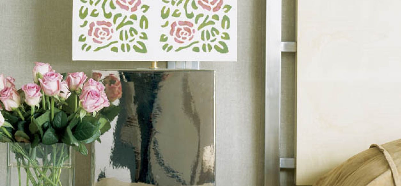 Różanym wzorem można ozdobić abażur lampy.