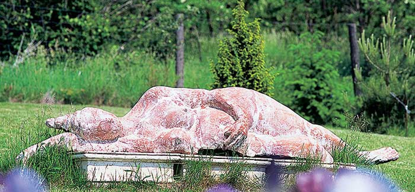 Rzeźby Hanny Ograbisz-Krawiec doskonale prezentują się w plenerze, są przecież zrobione z gliny.