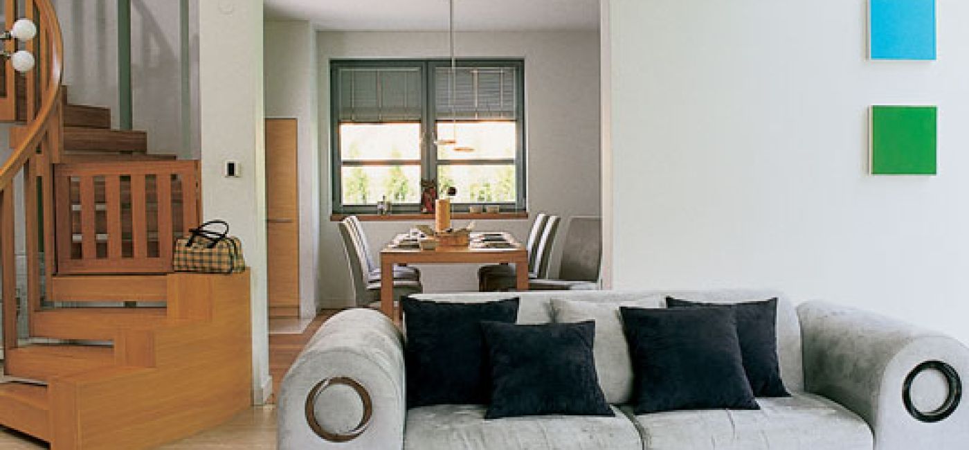 Salon jest otwarty na jadalnie. Dom otwarty na las