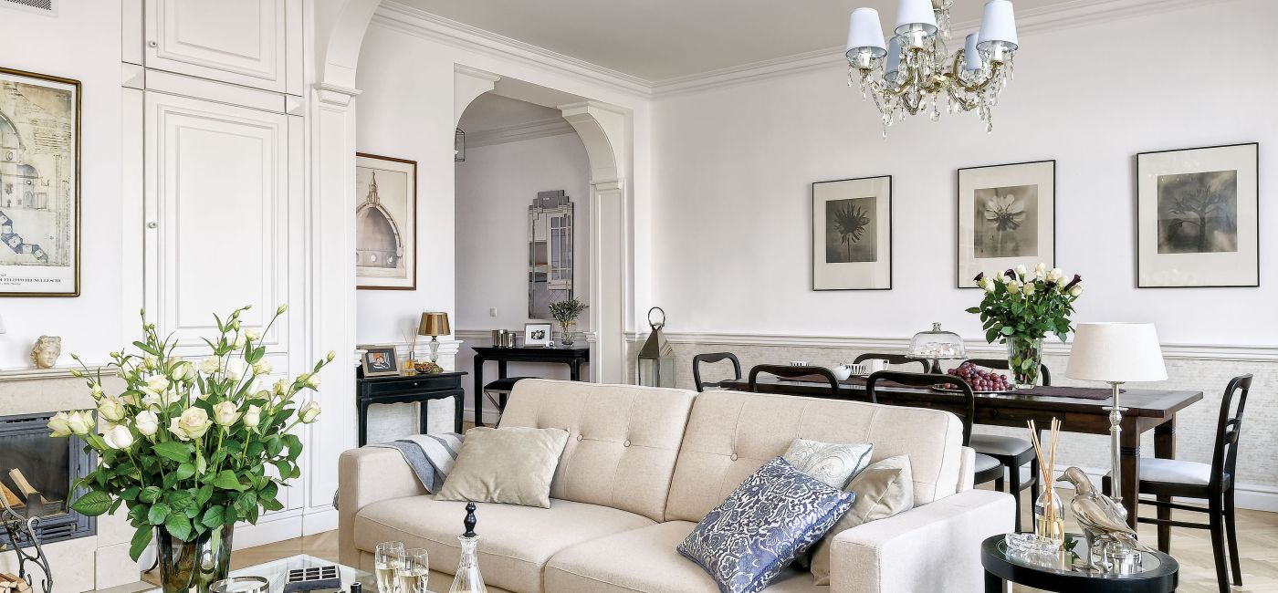 Salon w stylu Hampton. Nadmorski luksus w stylu Hampton