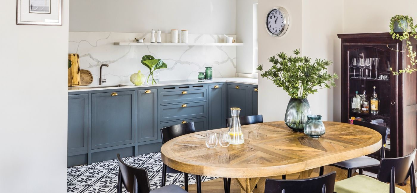 Doskonałe połączenie: francuski szyk i polskie rzemiosło w apartamencie