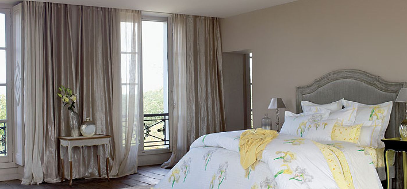 Satynowa, ręcznie zdobiona. Poduszka (50 x 75 cm lub 65 x 65 cm) kosztuje 210 zł, poszwa (200 x