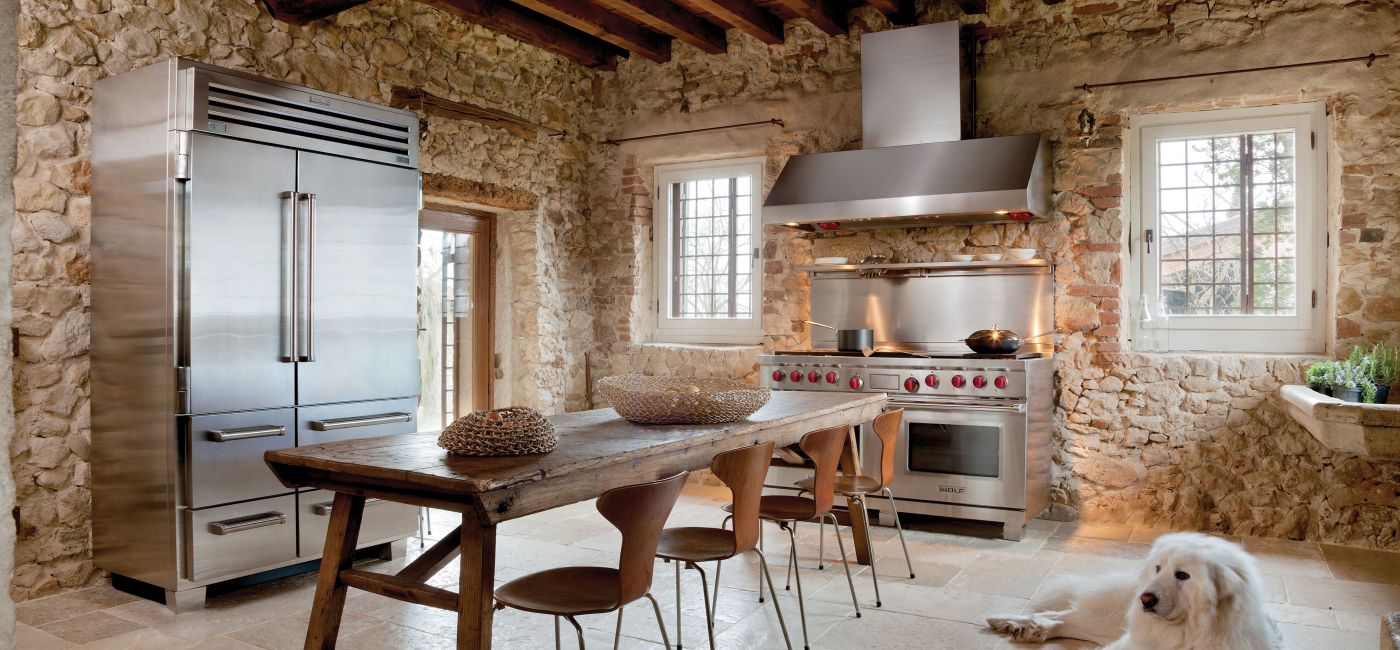 Seria PRO, ten okap ze stali szlachetnej ma szerokość aż 152 cm i dwa silniki: zewnętrzny i wewnętrzny, cena