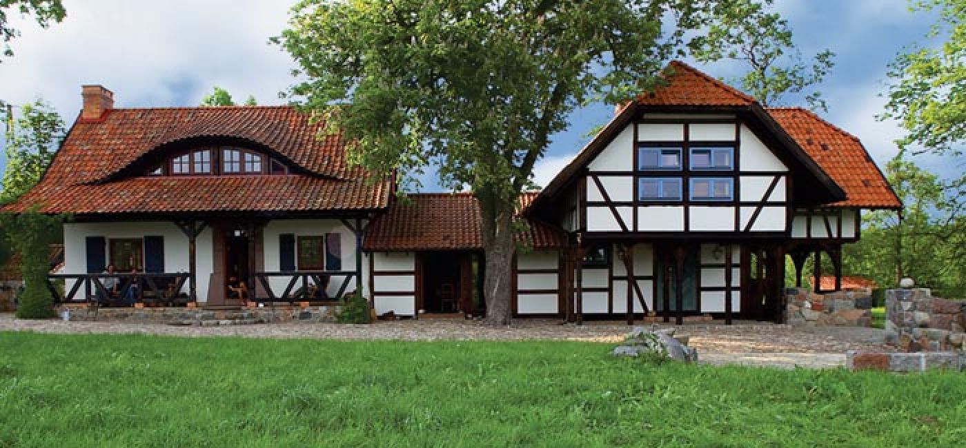 Siedlisko składa się domu, młyna, stodoły połączonej ze stajnią, sieciarni i ruskiej bani.