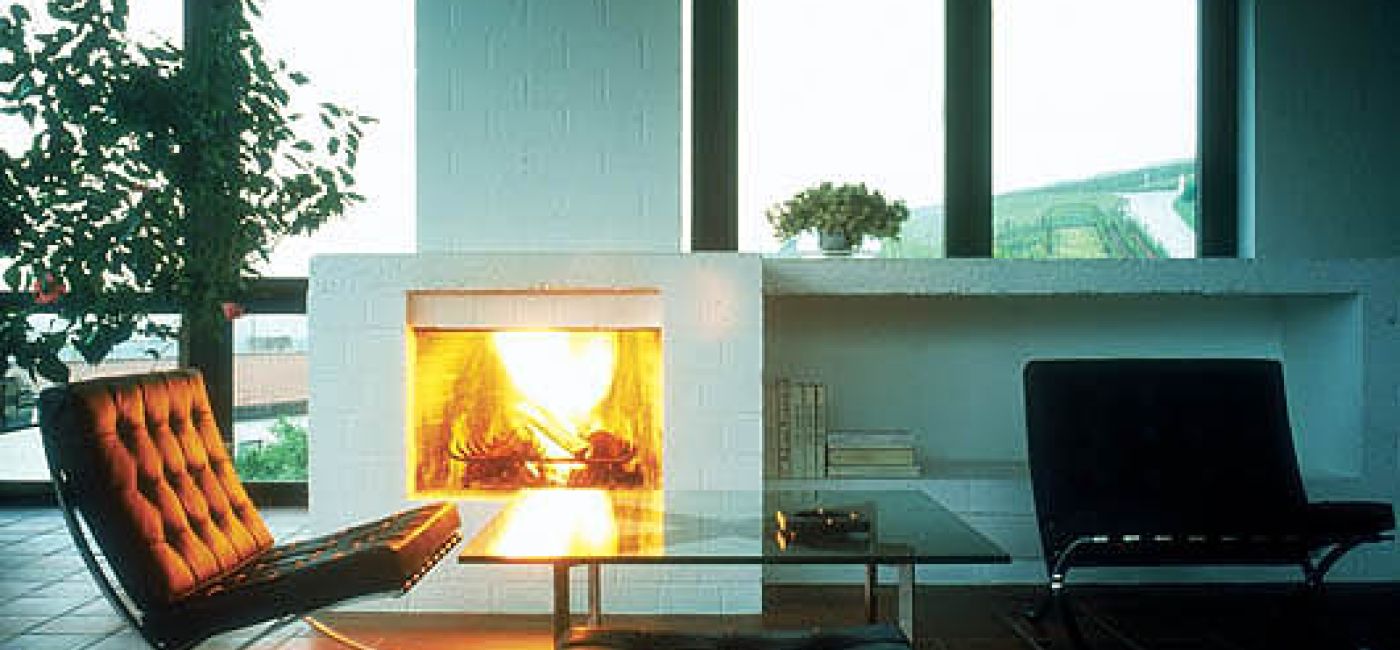 Siedzisko z cielęcej skóry zawieszone na szerokich pasach i lśniących ramach.