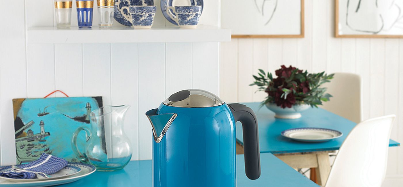 Nowoczesna kuchnia, ale sprzęt agd kolorowy i w stylu retro.