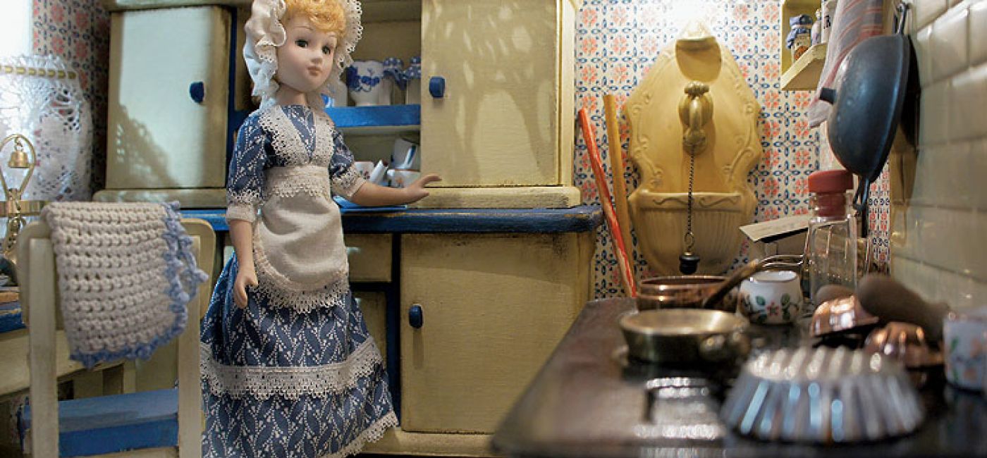 Służąca w akcji. W domku lalek