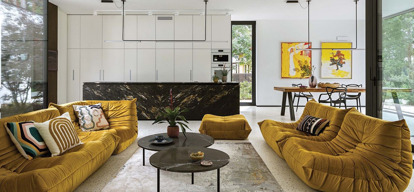 marszczona musztardowa sofa Togo marki Ligne Rose