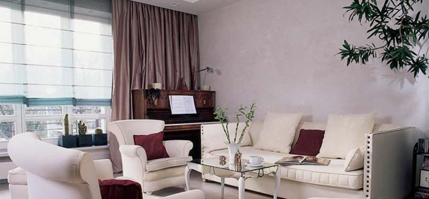Sofy i fotele w salonie i jadalni pochodzą z różnych miejsc, i pierwotnie były bardzo kolorowe. Obicie jednakową tapicerką