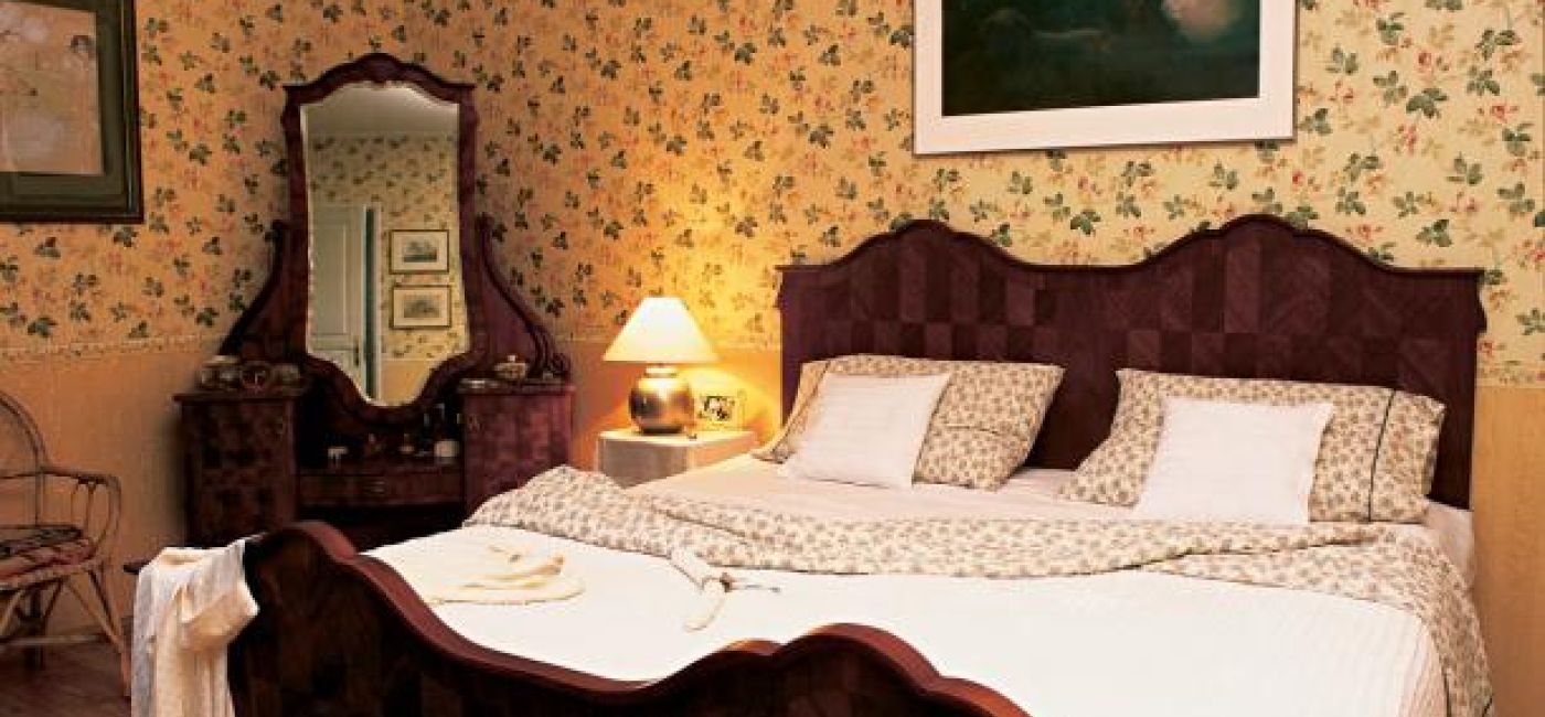 Solidne i ciężkie meble, z ciemnego drewna.