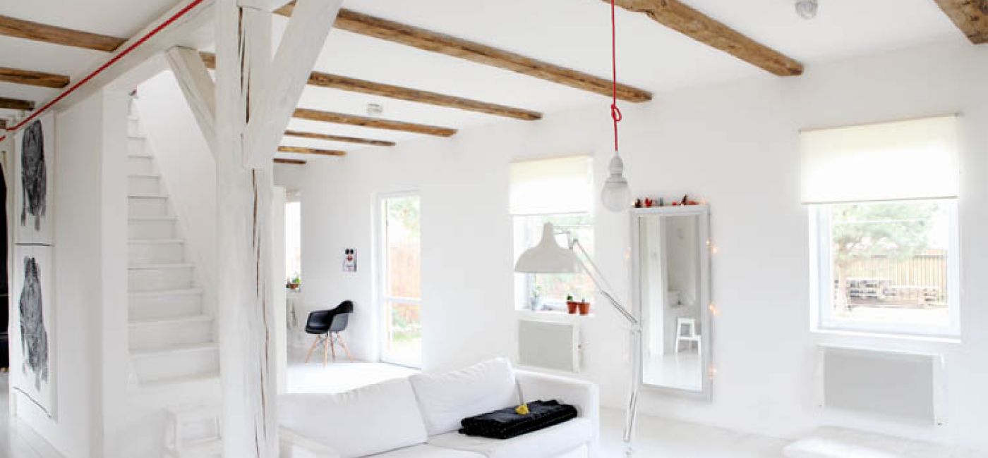 Stara drewniana szkoła została przeniesiona pod Warszawę znad Rospudy. W środku Asia i Sebastian urządzili się nowocześnie.