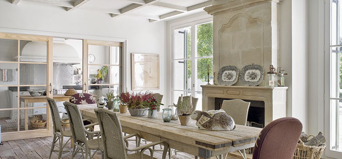 Starą kamienną obudowę projektantka znalazła we Francji.