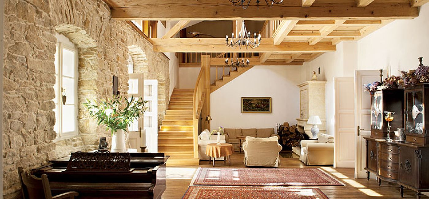 Olbrzymi salon z wysokim sufitem i drewnianymi belkami.