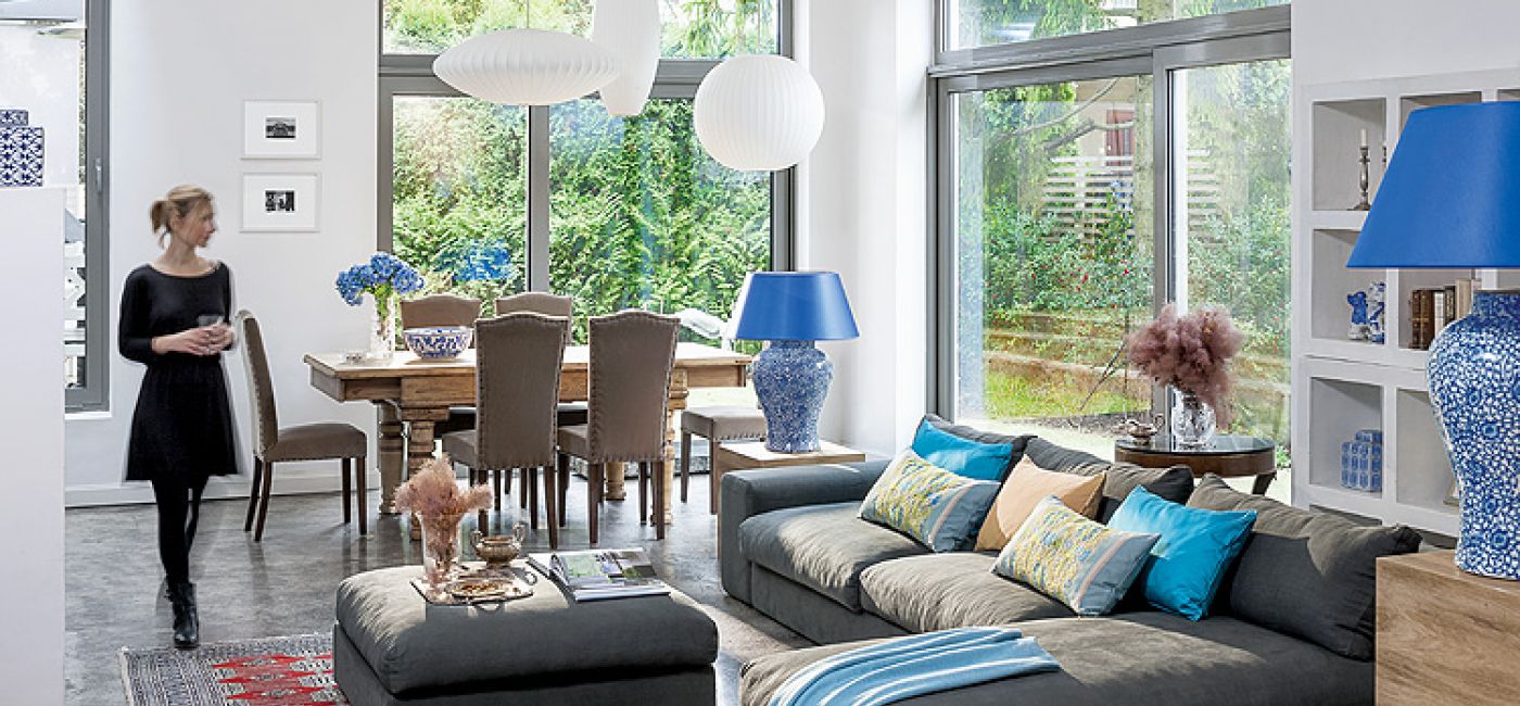 Stary stół oklejony fornirem obdarli z lakieru. Teraz wygląda jak gość ze Skandynawii. Nad nim lampy z NAP.