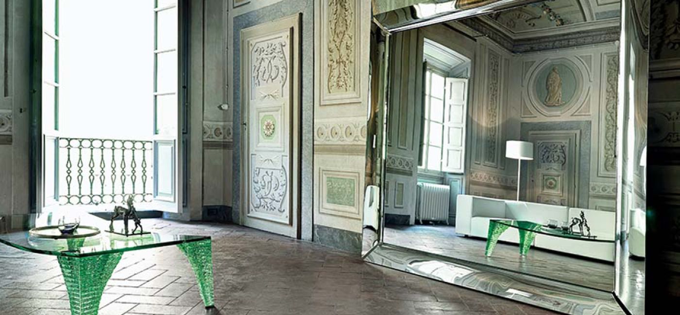 Stół Atlas i lustro Caadre. Szkło z charakterem