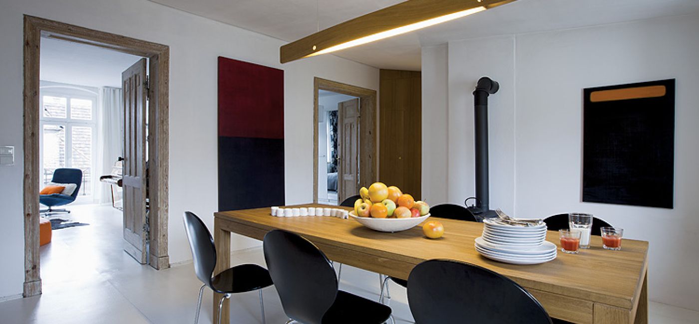 Stół i krzesła kupili w Duce. Obok wymarzona koza - norweska, marki Jotul.