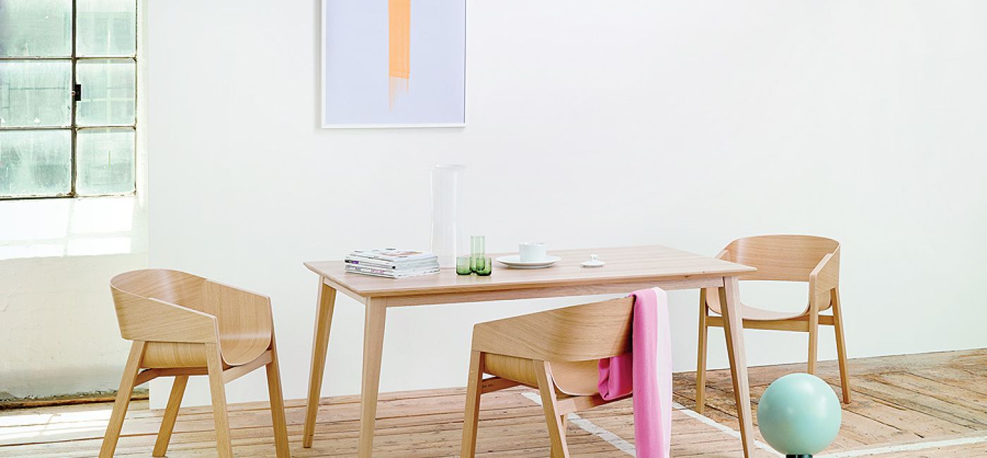 drewniany stół z krzesłami