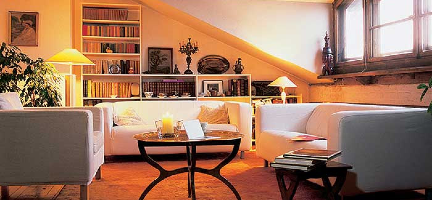 Strych ma ciekawą architekturę - skosy, okna w nietypowych kształtach. Aby je uspokoić, Marek wybrał proste białe meble.