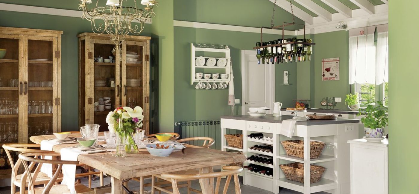 Kuchnia zapełnia się prostą ceramiką i szkłem pasującym do klimatu podmiejskiej posiadłości. Właściciele kolekcjonują wina.